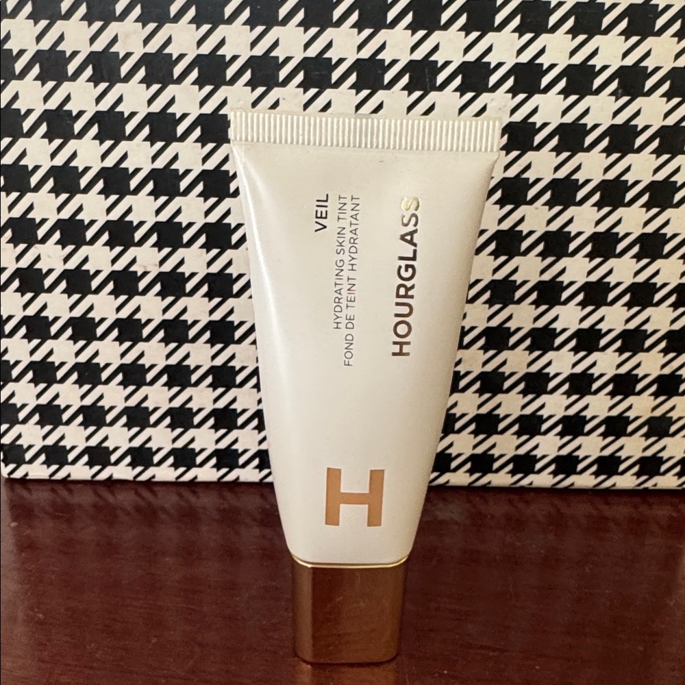 Hourglass Veil Hydrating Skin Tint NEW